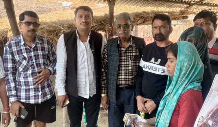 ग्रापए व प्राथमिक शिक्षक संघ ने पीड़ित परिवार की मदद को बढ़ाया हाथ