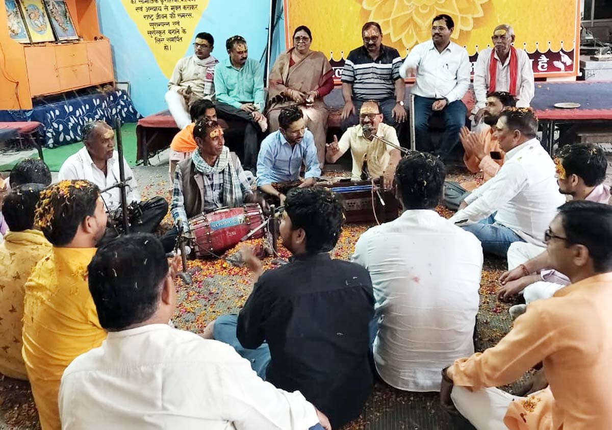 होली मिलन समारोह में भाग लेतीं खागा विधायक व अन्य होली मिलन समारोह में भाग लेतीं खागा विधायक व अन्य