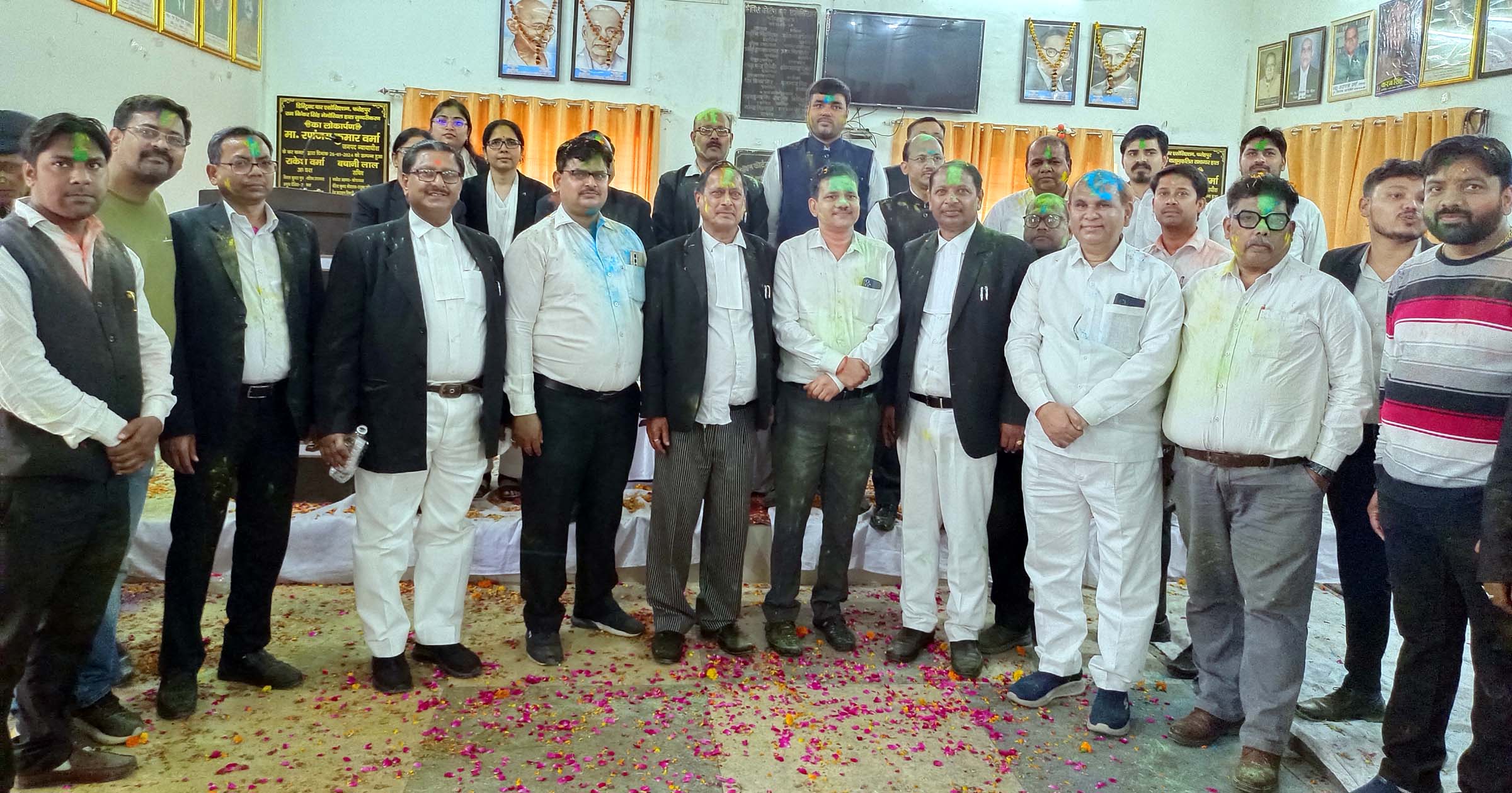 अधिवक्ताओं के होली मिलन में जमकर उड़ा अबीर-गुलाल अधिवक्ताओं के होली मिलन में जमकर उड़ा अबीर-गुलाल