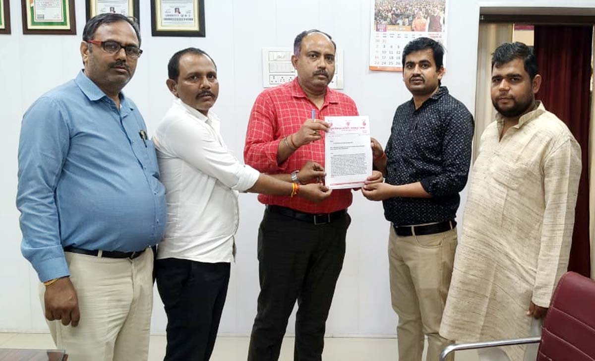 प्राइवेट स्कूलों पर मनमानी फीस लेने का आरोप, विरोध प्रदर्शन कर सौंपा ज्ञापन प्राइवेट स्कूलों पर मनमानी फीस लेने का आरोप, विरोध प्रदर्शन कर सौंपा ज्ञापन