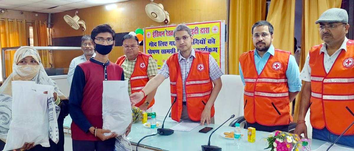 डीएम, सीडीओ व सीएमओ ने क्षय रोगियों को बांटी पोषण सामग्री डीएम, सीडीओ व सीएमओ ने क्षय रोगियों को बांटी पोषण सामग्री