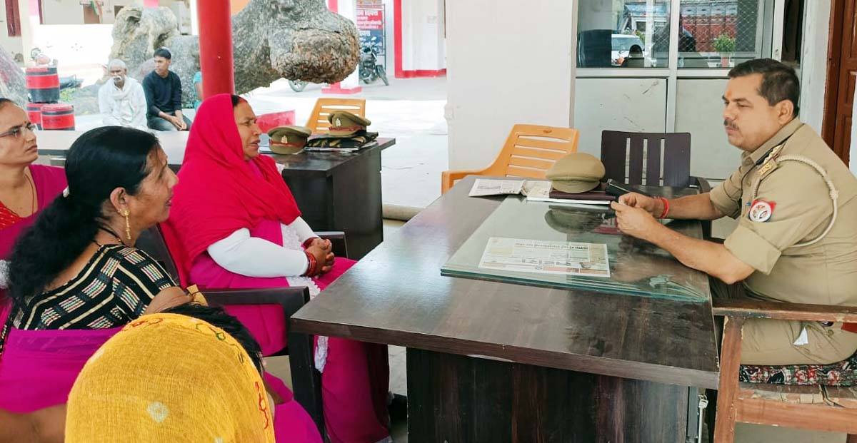 पीड़िता को न्याय के लिए खागा कोतवाली पहुंचा गुलाबी गैंग