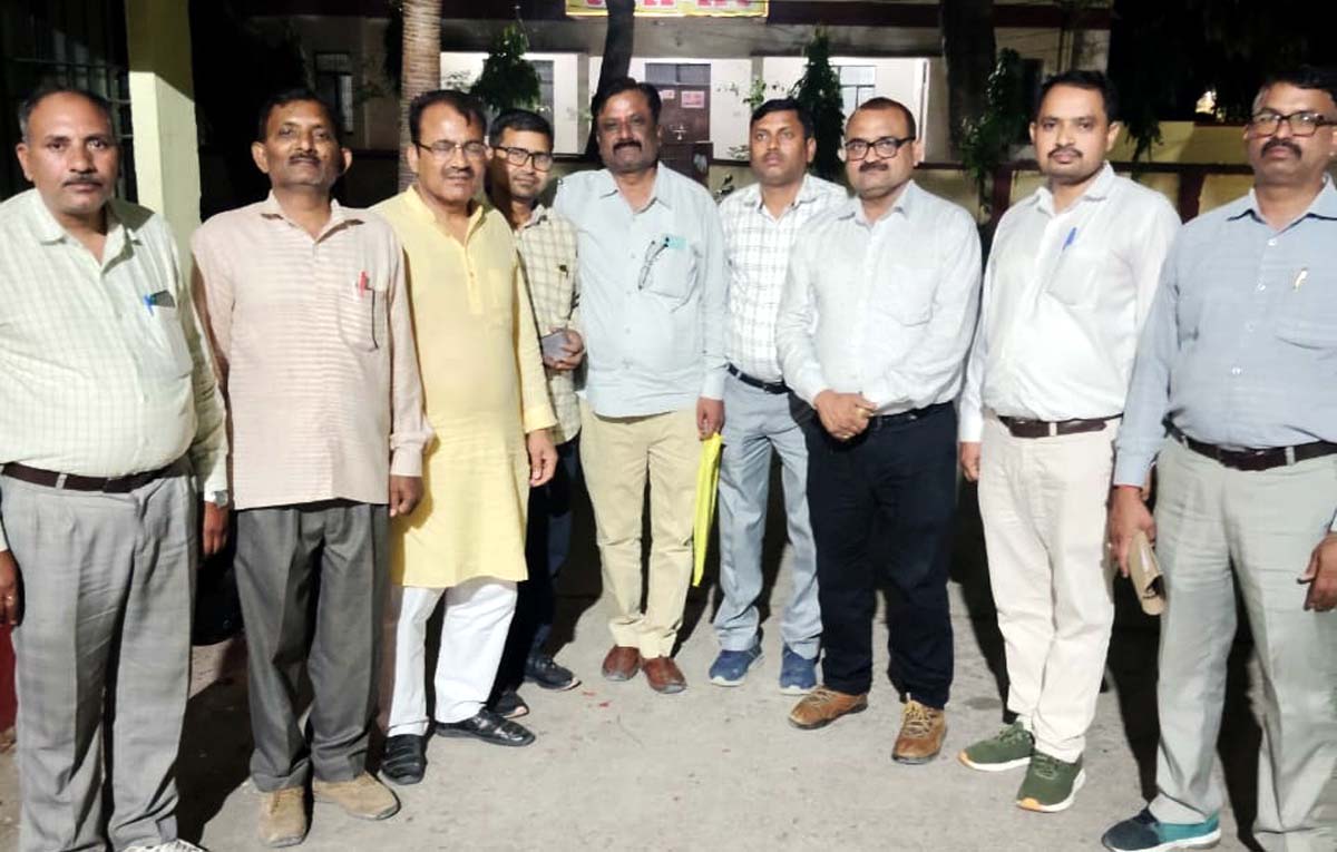 एक मई को प्रयागराज में धरना,माध्यमिक शिक्षक संघ ने विभिन्न मुद्दों पर की चर्चा एक मई को प्रयागराज में धरना,माध्यमिक शिक्षक संघ ने विभिन्न मुद्दों पर की चर्चा