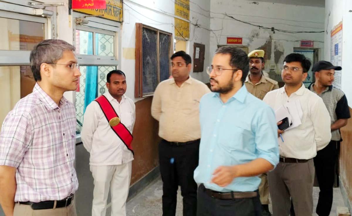 डीएम ने विकास भवन के कार्यालयों का किया निरीक्षण डीएम ने विकास भवन के कार्यालयों का किया निरीक्षण