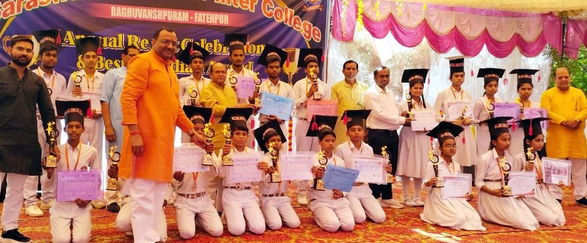 मेधा अंलकरण में मेधावियों के साथ अभिभावक हुए सम्मानित मेधा अंलकरण में मेधावियों के साथ अभिभावक हुए सम्मानित