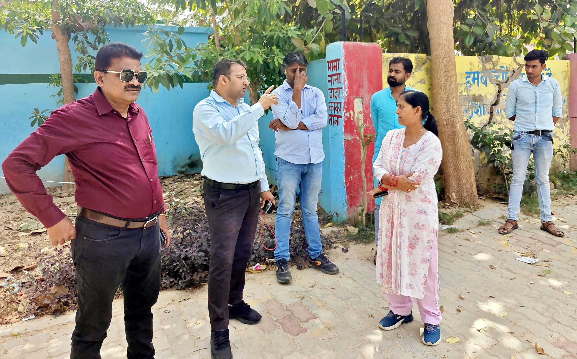 बीडीओ व बाल विकास परियोजना अधिकारी ने प्रस्तावित स्थल का किया भूमि चिन्हांकन बीडीओ व बाल विकास परियोजना अधिकारी ने प्रस्तावित स्थल का किया भूमि चिन्हांकन