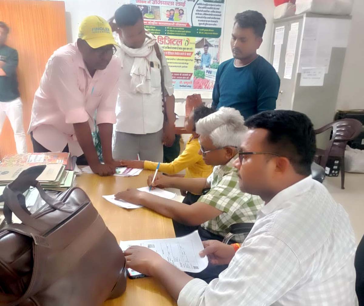 डायट में संविधान स्वाभिमान यात्रा का हुआ आयोजन, हरी झण्डी दिखाकर किया रवाना डायट में संविधान स्वाभिमान यात्रा का हुआ आयोजन, हरी झण्डी दिखाकर किया रवाना