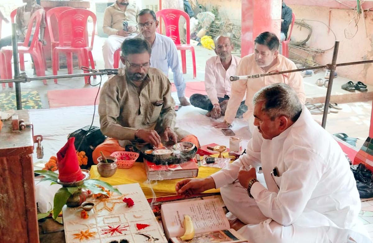 चेयरमैन द्वारा मंदिरों में सुन्दरकांड का कराया गया आयोजन चेयरमैन द्वारा मंदिरों में सुन्दरकांड का कराया गया आयोजन