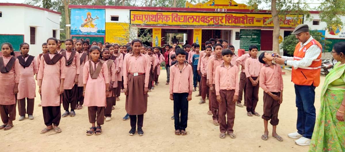 बच्चों के बीच चिकनपाॅक्स की दवा वितरित करते रेडक्रास चेयरमैन बच्चों के बीच चिकनपाॅक्स की दवा वितरित करते रेडक्रास चेयरमैन