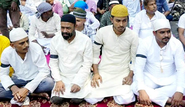 Karnataka के मंत्रियों ने काली पट्टी बांधकर वक्फ विधेयक का जताया विरोध
