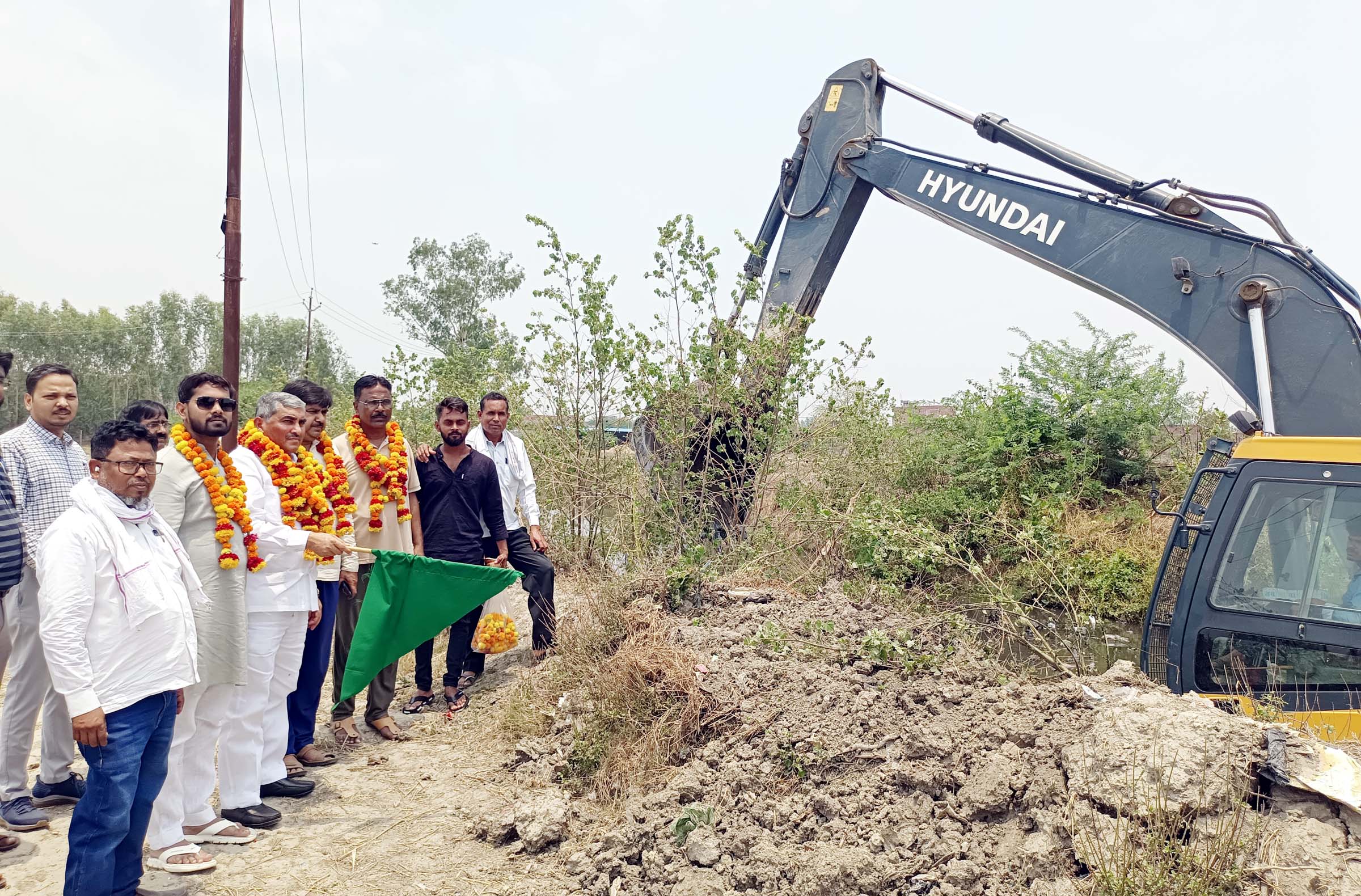 चेयरमैन ने नाला सफाई अभियान को दिखाई झण्डी, मशीन से सफाई शुरू