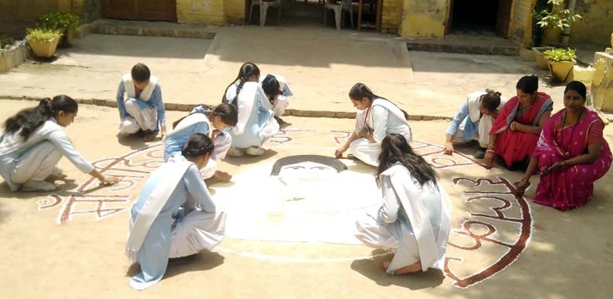 अहिल्याबाई होलकर की जयंती पर छात्राओं ने बनाई रंगोली अहिल्याबाई होलकर की जयंती पर छात्राओं ने बनाई रंगोली