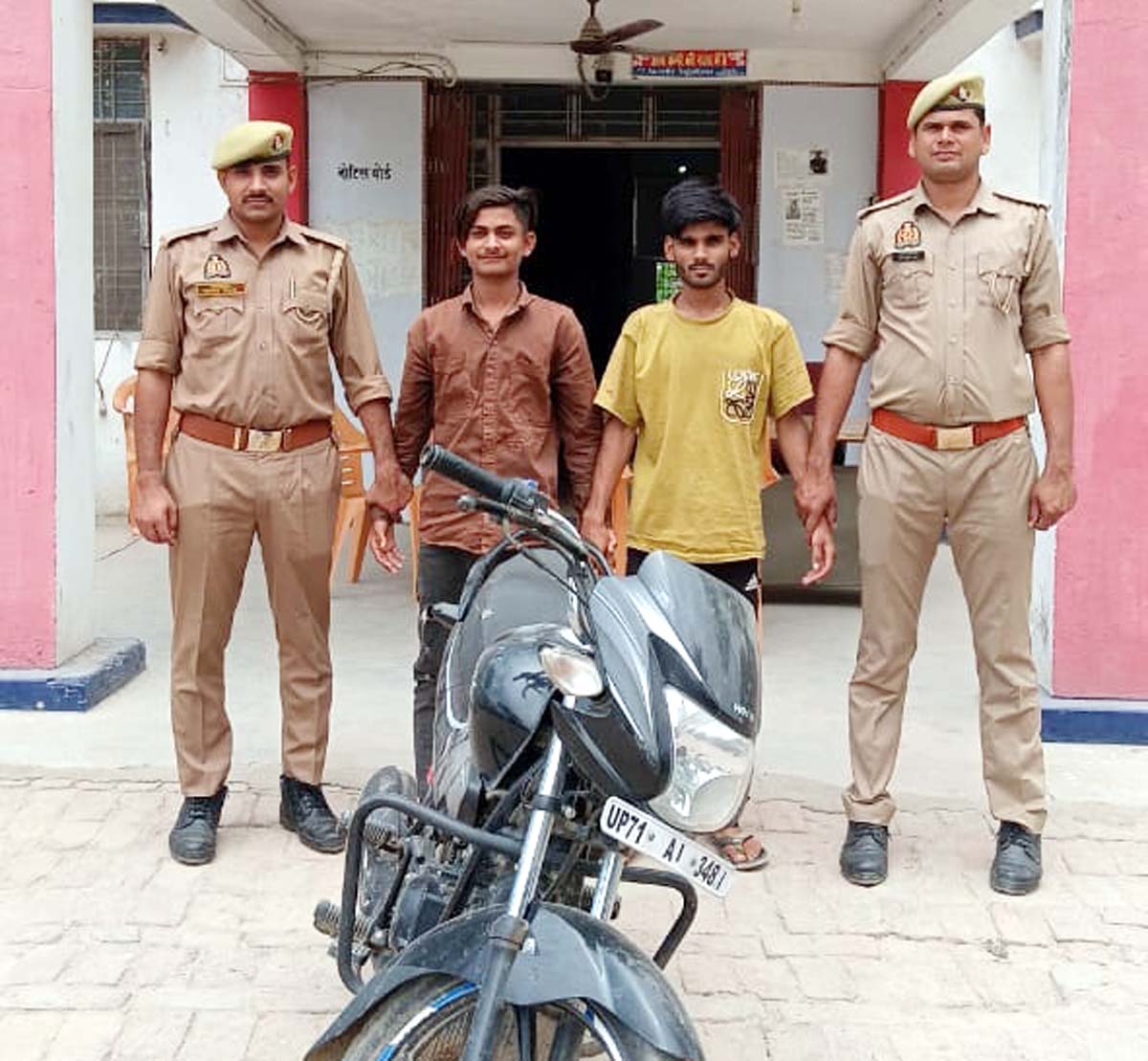 चोरी की बाइक के साथ दो शातिर गिरफ्तार, थाना ललौली पुलिस की उपलब्धि चोरी की बाइक के साथ दो शातिर गिरफ्तार, थाना ललौली पुलिस की उपलब्धि