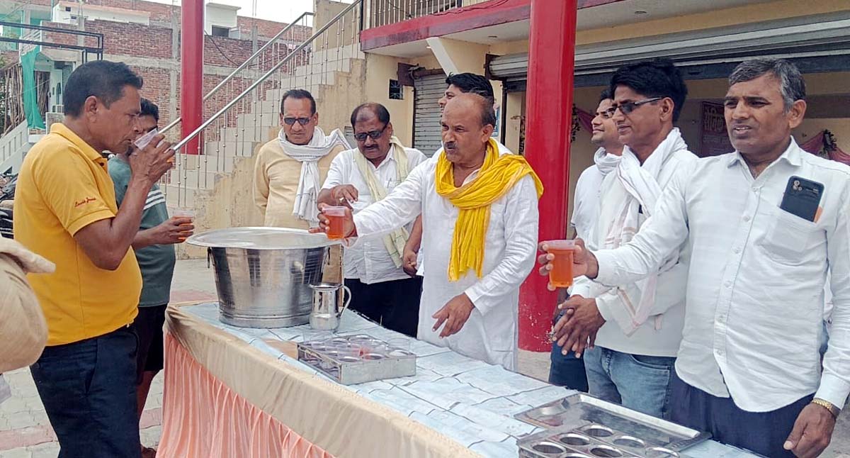 सैनिक गेस्ट हाउस में राहगीरों को पिलाया शर्बत