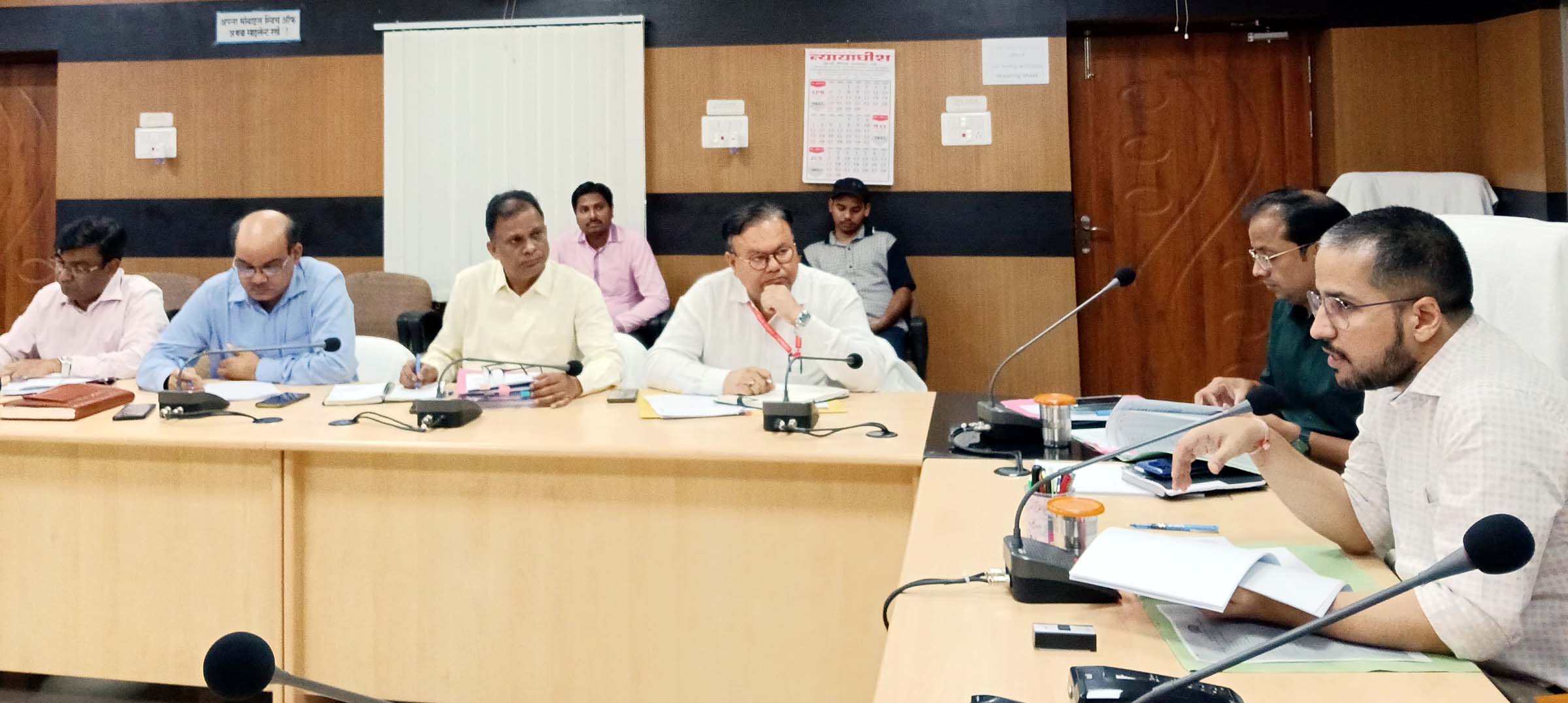 सीडीओ ने आईजीआरएस, सीएम पोर्टल व आनलाइन शिकायतों के निस्तारण की ली बैठक सीडीओ ने आईजीआरएस, सीएम पोर्टल व आनलाइन शिकायतों के निस्तारण की ली बैठक