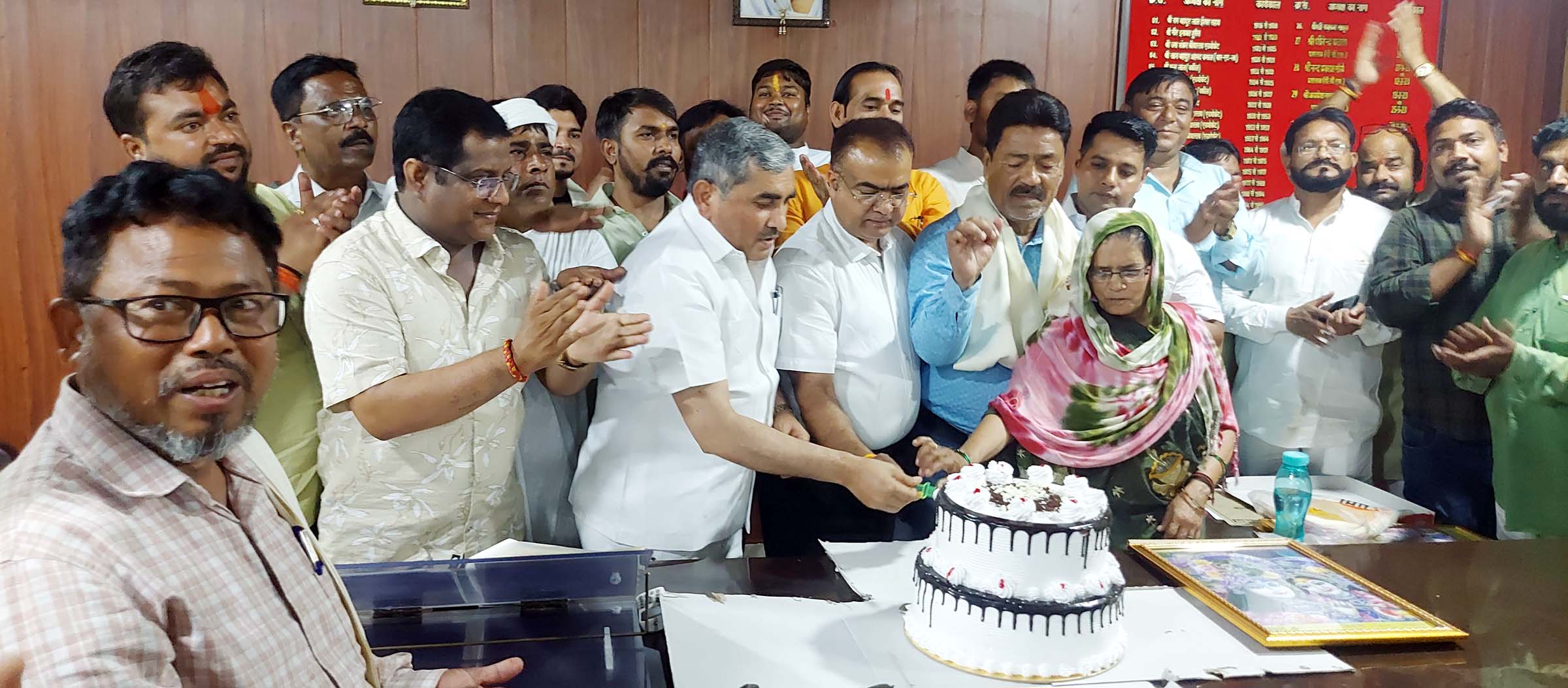 दो वर्षों का कार्यकाल पूर्ण होने केक काटकर एक-दूसरे का मुंह कराया मीठा