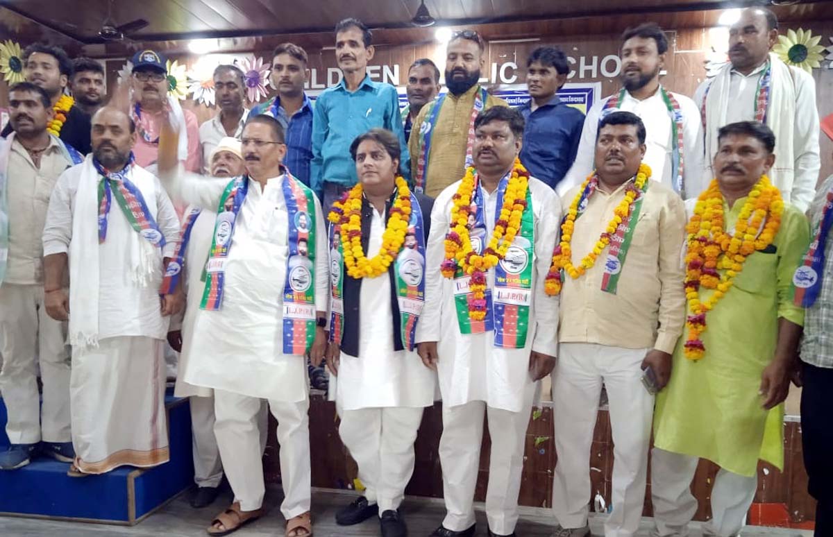 आरक्षण व संविधान का खतरा बताकर जनता को गुमराह कर रही सपा