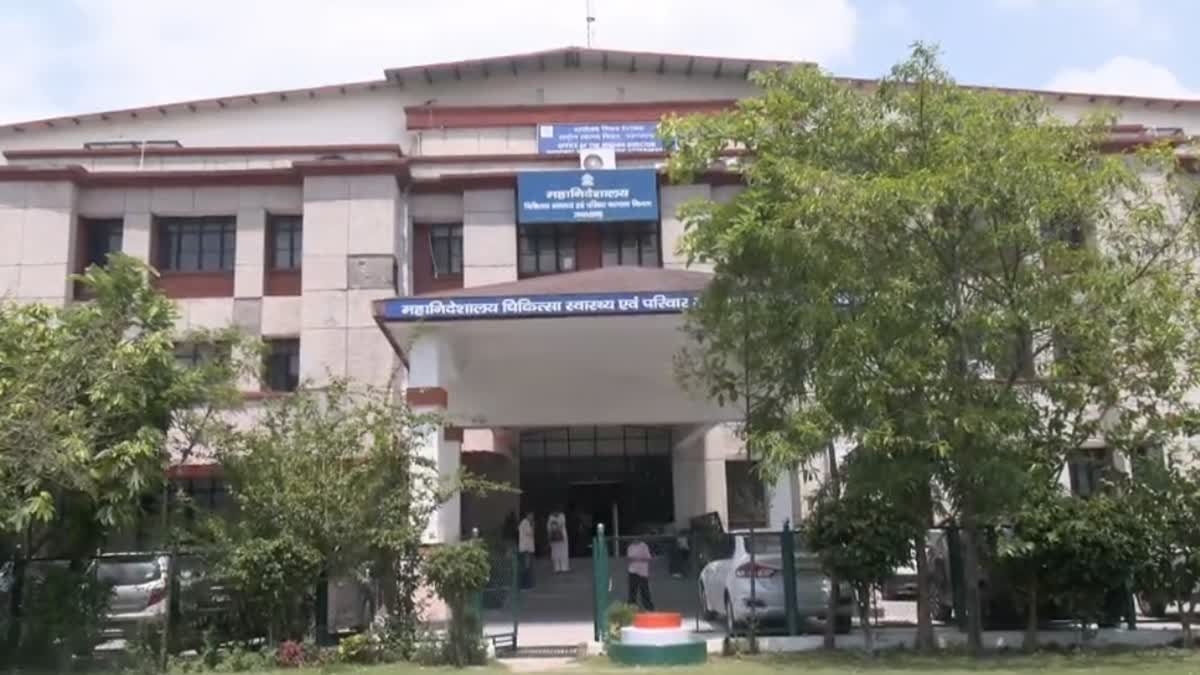 Uttarakhand के सरकारी अस्पताल में शव को ई-रिक्शा में ढोने पर स्वास्थ्य विभाग सख्त, जांच के आदेश