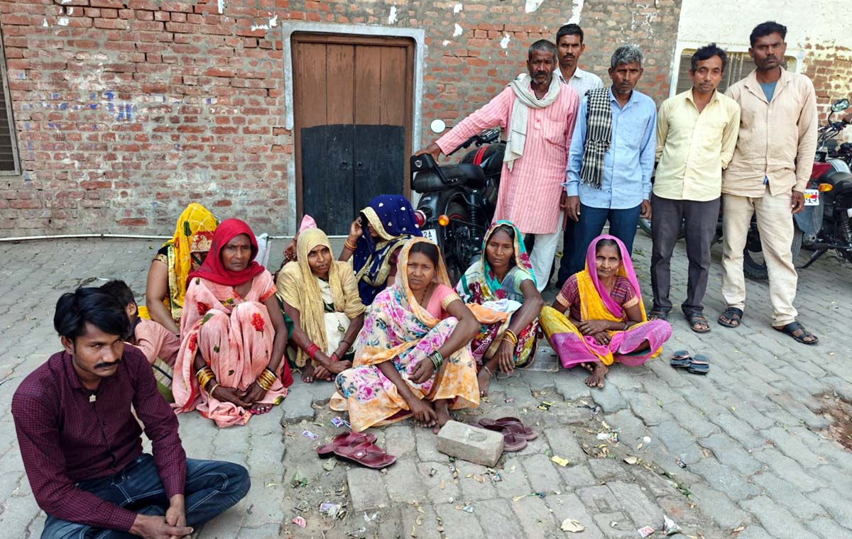 दीवार में कपड़ा फैलाने के विवाद में चाचा दे रहा था गाली दीवार में कपड़ा फैलाने के विवाद में चाचा दे रहा था गाली