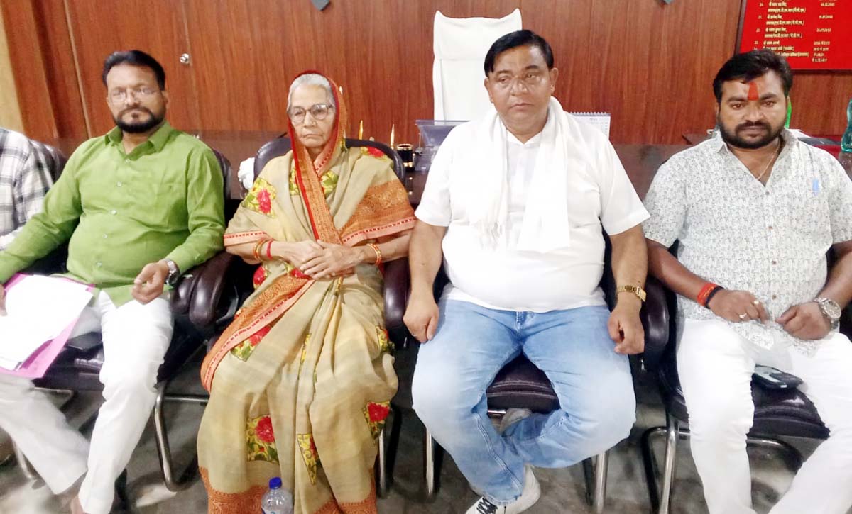 एसआर इंटरप्राइजेज के कार्यों का भुगतान न होने पर साथ आए भाजपा सभासद