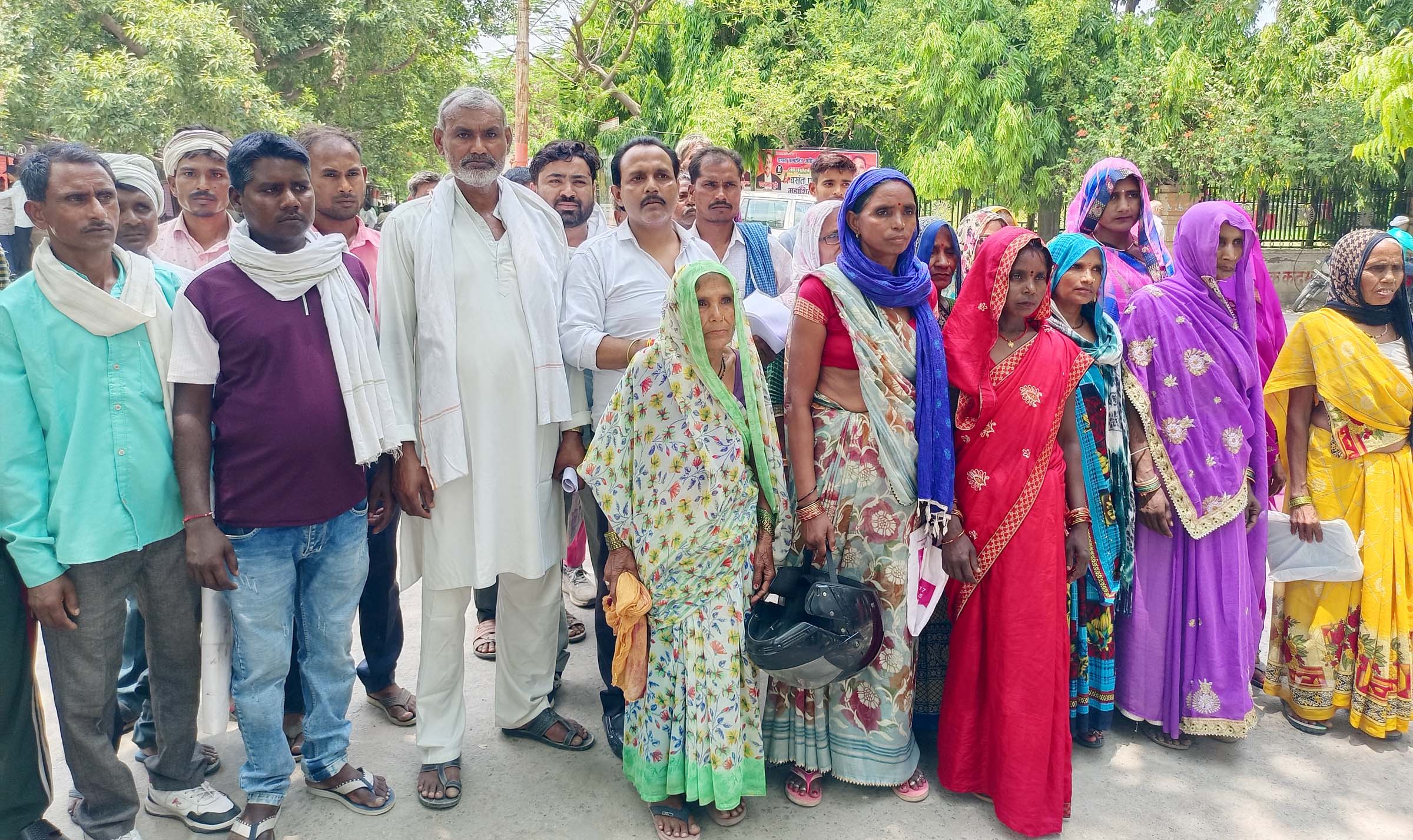 पूर्व प्रधान व लेखपाल पर अपात्रों को पट्टा करने का आरोप