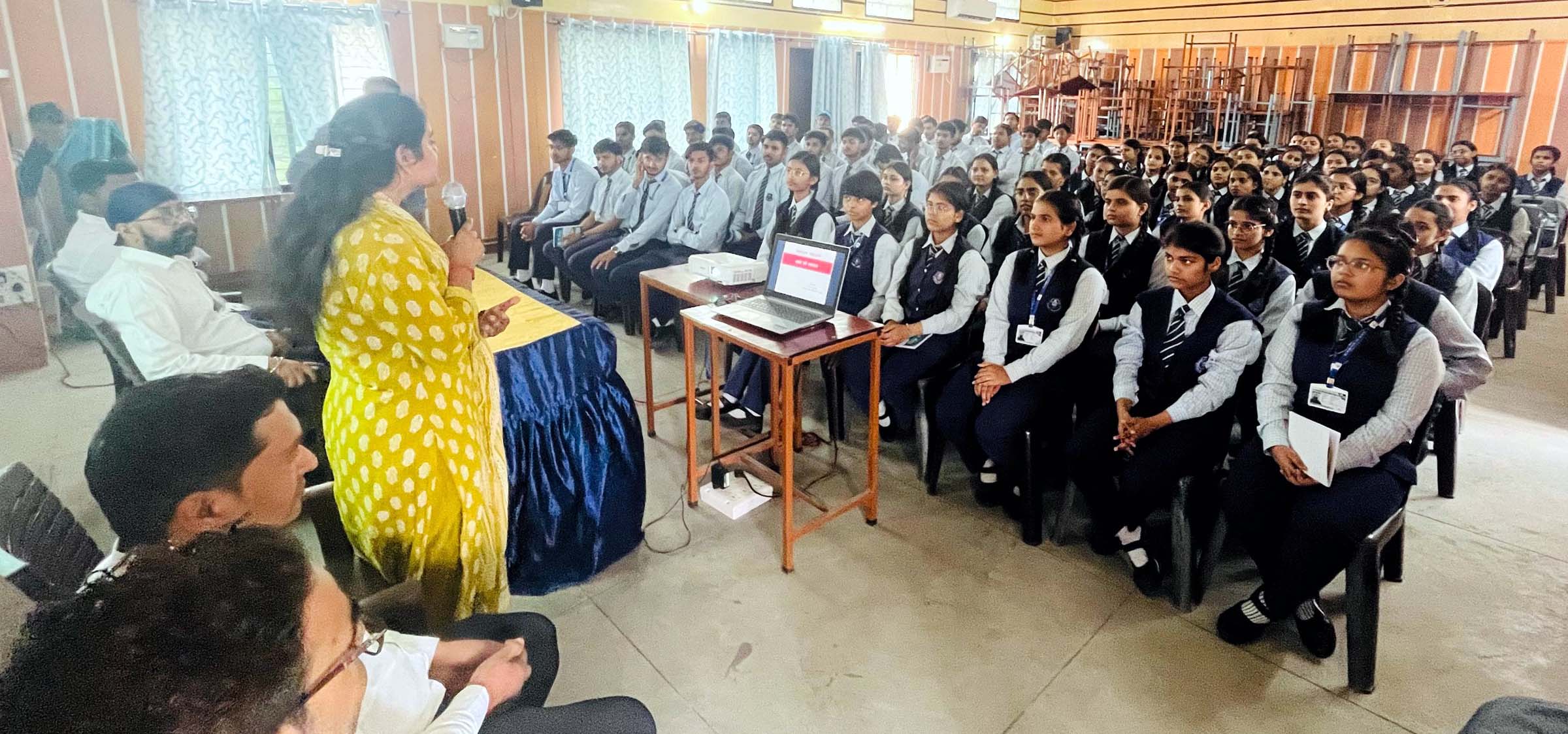 बच्चों को रक्तदान के प्रति किया जागरूक,स्कूल में लगा रक्तसमूह परीक्षण शिविर बच्चों को रक्तदान के प्रति किया जागरूक,स्कूल में लगा रक्तसमूह परीक्षण शिविर