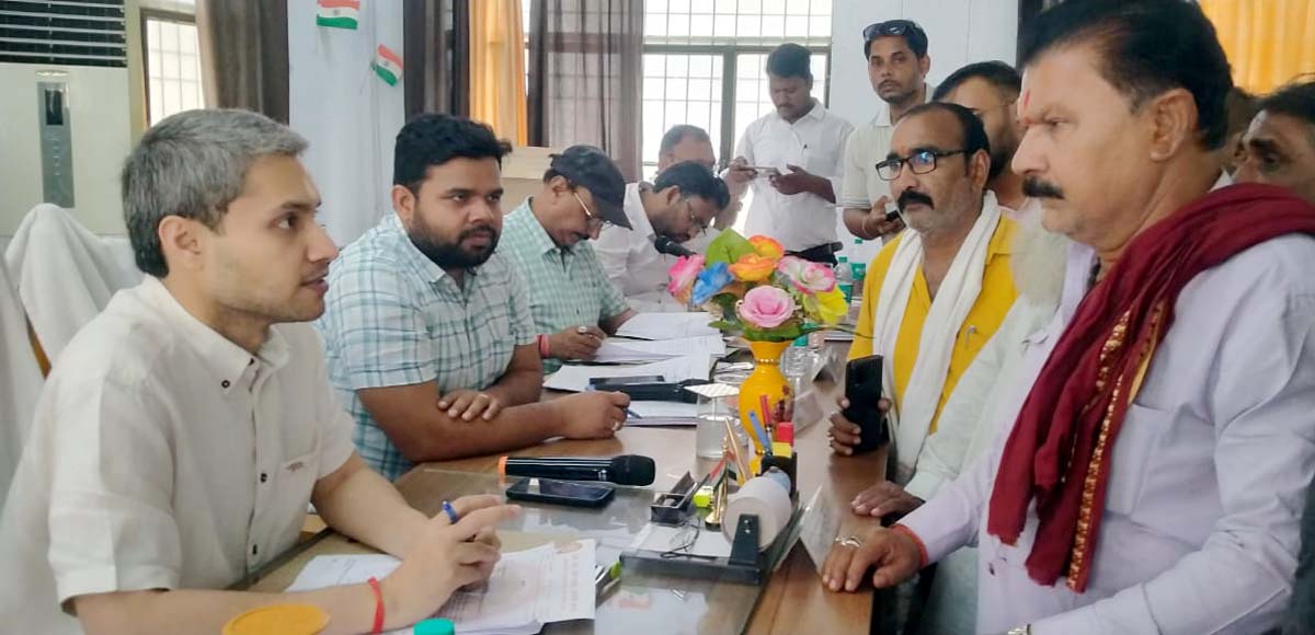 नौबस्ता रोड के नवीनीकरण के लिए व्यापार मंडल ने सौंपा ज्ञापन नौबस्ता रोड के नवीनीकरण के लिए व्यापार मंडल ने सौंपा ज्ञापन