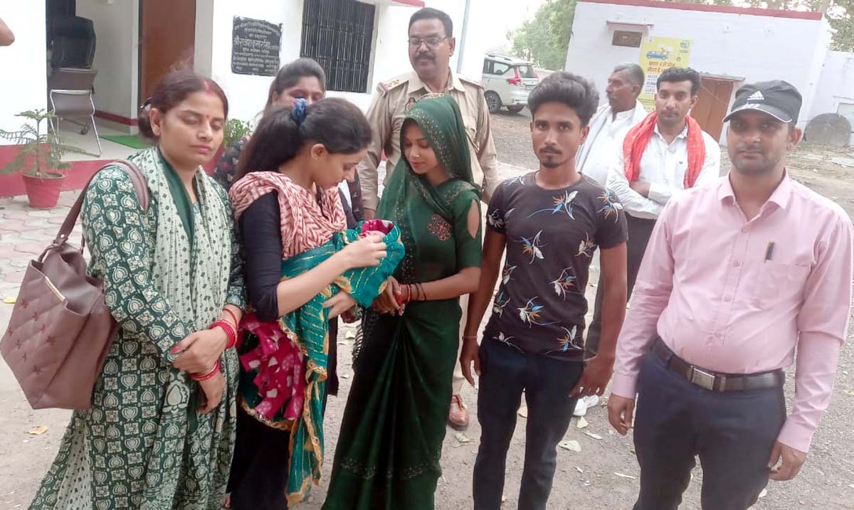 चाइल्ड हेल्पलाइन की टीम ने नवजात को किया रेस्क्यू