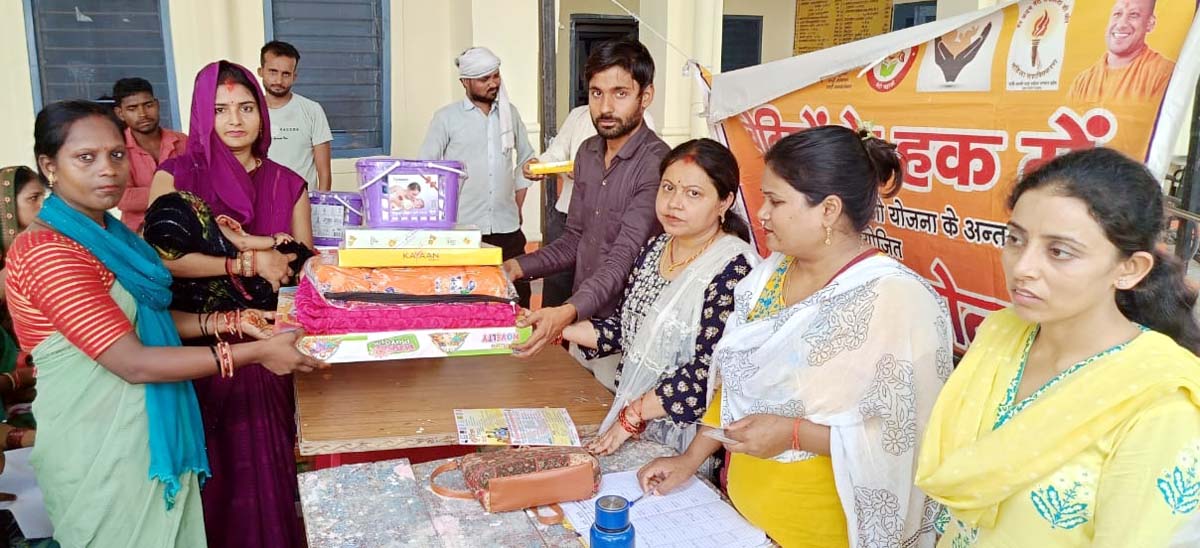 पीएचसी में कन्या जन्मोत्सव मना बेटियों को बांटी किट, योजना के प्रति जागरूक