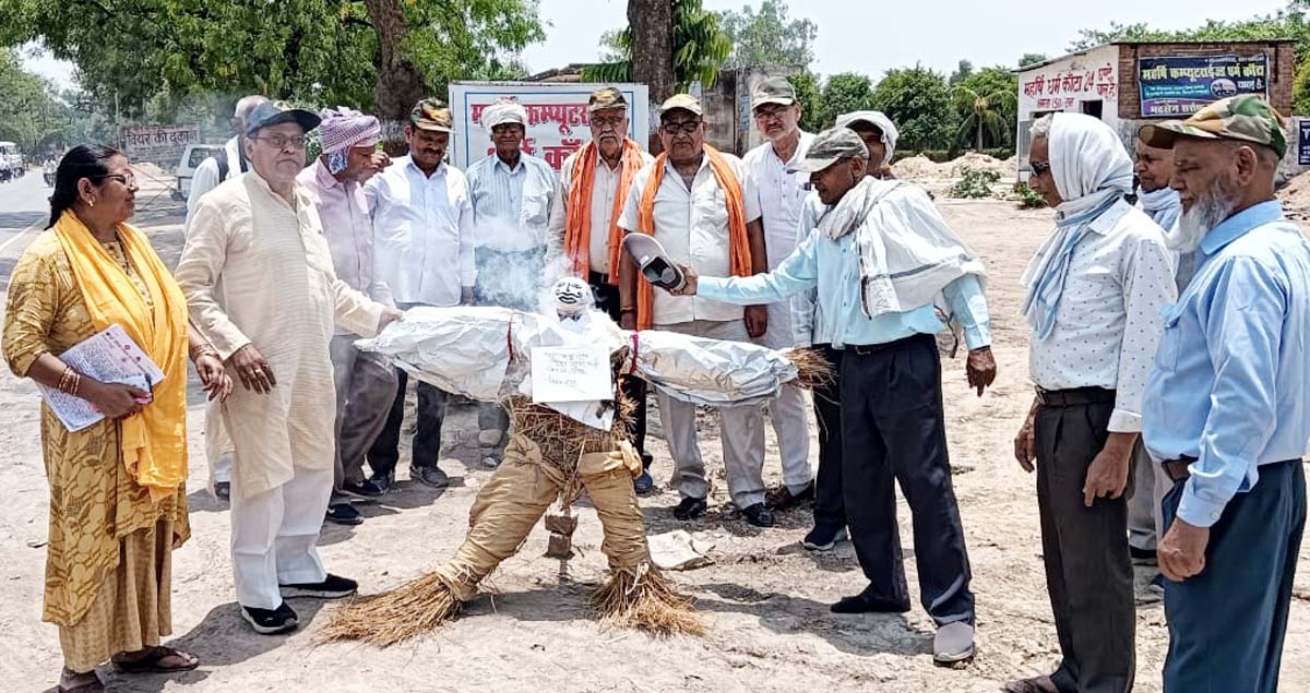 मंत्री विजय शाह का पुतला दहन कर पद से हटाकर जेल भेजने की उठाई मांग मंत्री विजय शाह का पुतला दहन कर पद से हटाकर जेल भेजने की उठाई मांग