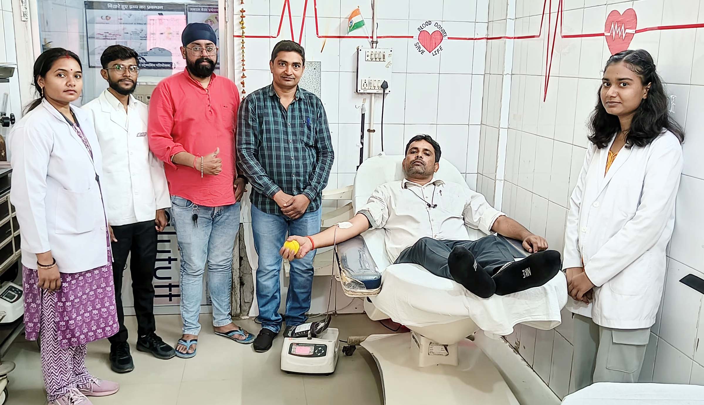 जरूरतमंद मरीजों के लिए सदस्यों ने किया रक्तदान जरूरतमंद मरीजों के लिए सदस्यों ने किया रक्तदान
