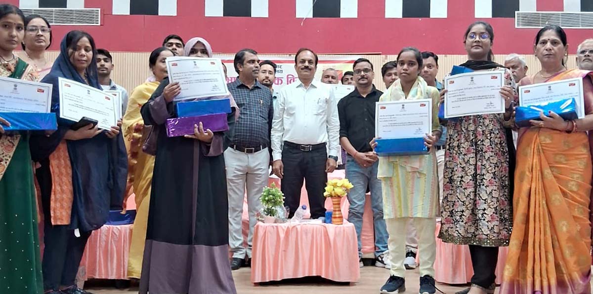 उत्कृष्ट कार्य करने वाले डाक कर्मियों को मिला सम्मान उत्कृष्ट कार्य करने वाले डाक कर्मियों को मिला सम्मान