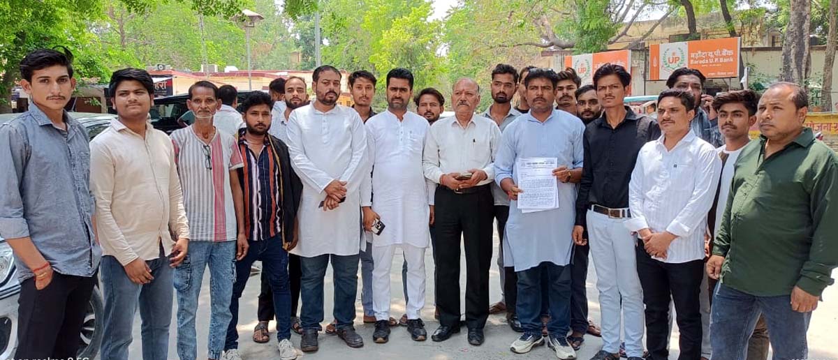पथ विक्रेता संगठन के पदाधिकारियों ने भरी हुंकार,आवंटन की डीएम से मांग पथ विक्रेता संगठन के पदाधिकारियों ने भरी हुंकार,आवंटन की डीएम से मांग