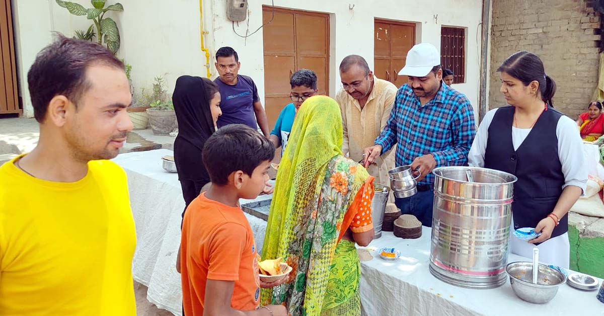 रेडक्रास चेयरमैन ने भुइंया देवी मंदिर में कराया भंडारा