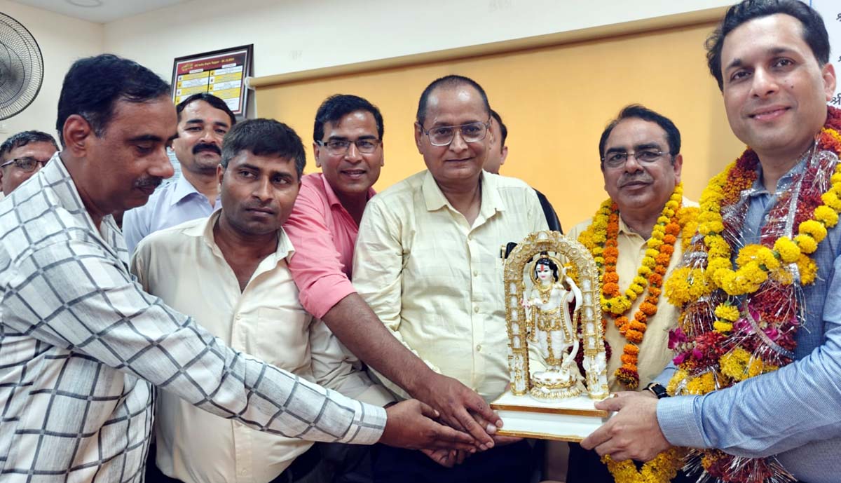 एलआईसी के स्थानांतरित प्रबंधक को दी विदाई,नए प्रबंधक जेपी दीक्षित का किया  स्वागत