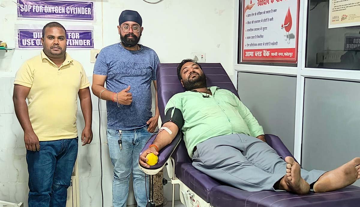 सर्व फॉर ह्यूमैनिटी के सदस्यों ने किया रक्तदान,मरीज के लिए रक्तदान करते सदस्य सर्व फॉर ह्यूमैनिटी के सदस्यों ने किया रक्तदान,मरीज के लिए रक्तदान करते सदस्य
