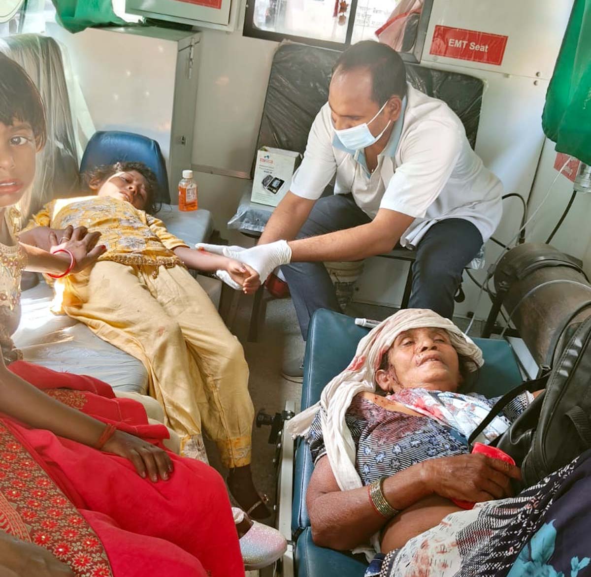 अनियंत्रित सीएनजी ऑटो पलटा, चार घायल, घायलों को पहुंचाया अस्पताल अनियंत्रित सीएनजी ऑटो पलटा, चार घायल, घायलों को पहुंचाया अस्पताल