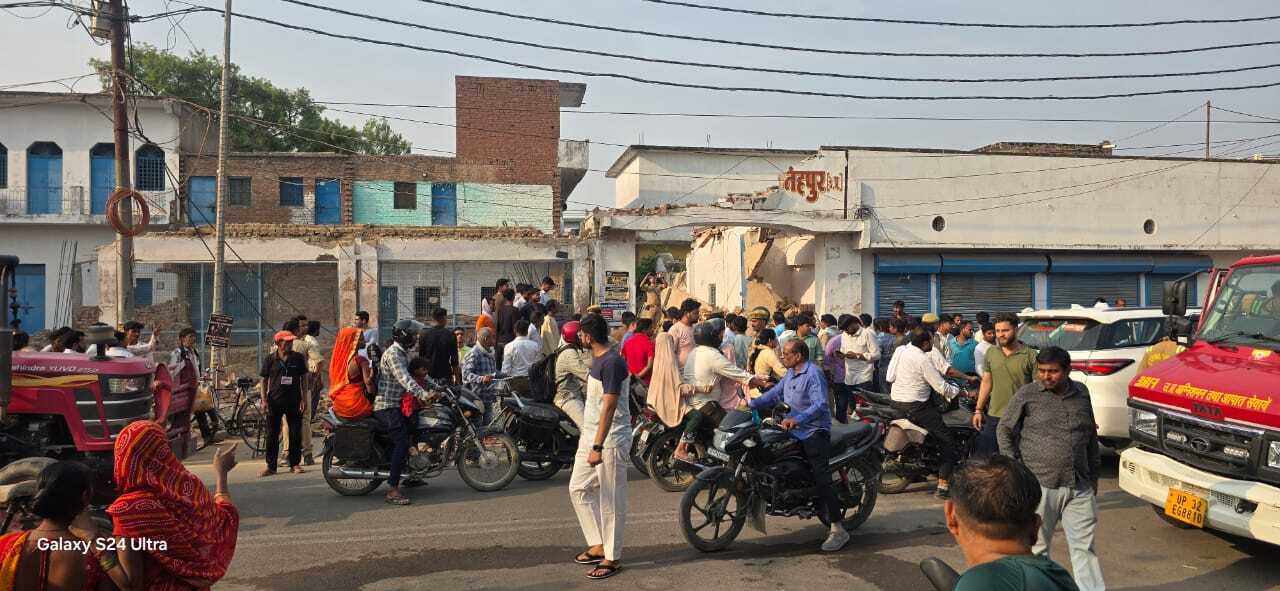 जर्जर हिस्सा गिरा, महिला की मौत, बिना सुरक्षा उपकरण के कर रहे थे कार्य