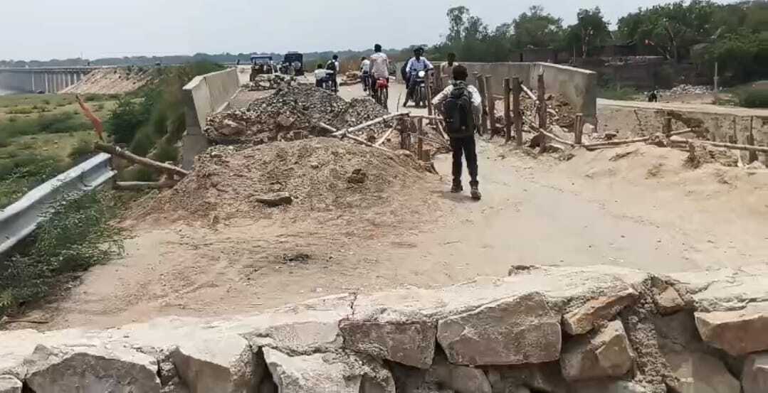 8 माह पूर्व टूटे पुलका, टूटे पुल का कार्य धीमा बारिश में मुसीबत का होगा सामना