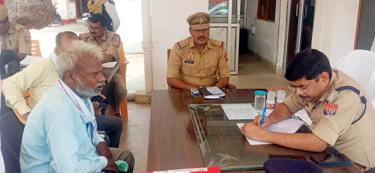 समाधान दिवस में फरियादियों ने लगाई न्याय की गुहार, समस्याएं सुनते ए एसपी