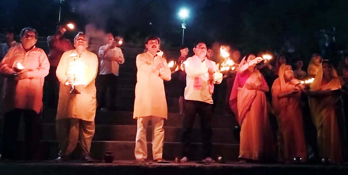गंगा दशहरा पर ओमघाट में हुई गंगा आरती