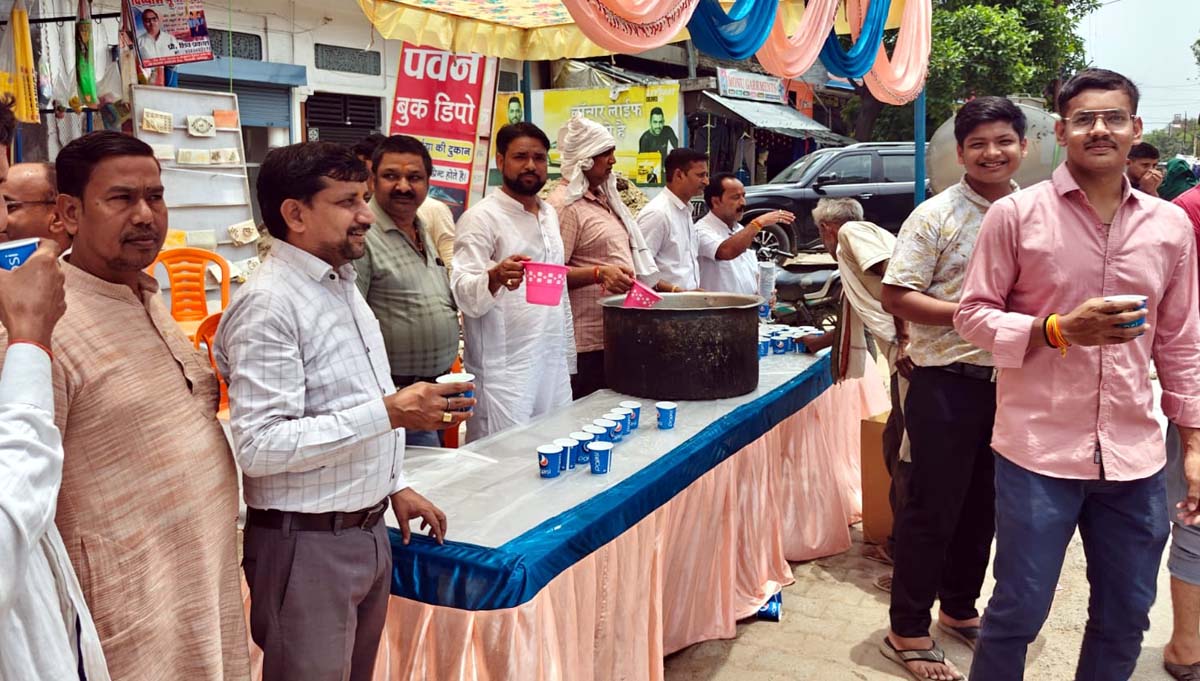 व्यापारियों ने राहगीरों को पिलाया ठंडा शरबत