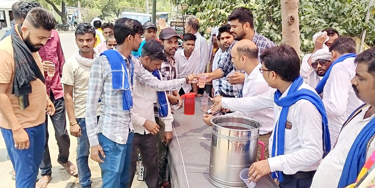 संत कबीर जयंती पर राहगीरों को पिलाया शर्बत