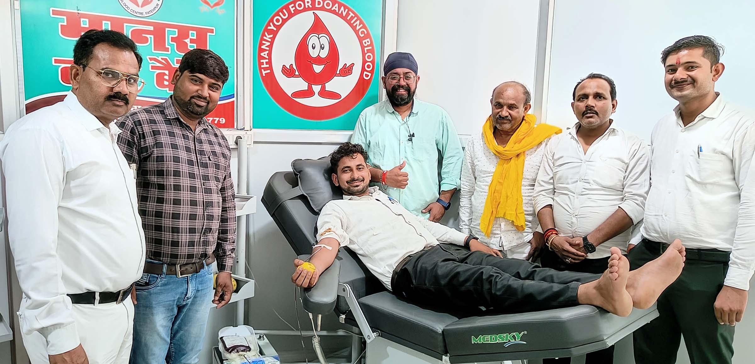 जन्मदिन पर परीक्षित ने किया 10 वां रक्तदान,रक्तदान करते परीक्षित यादव