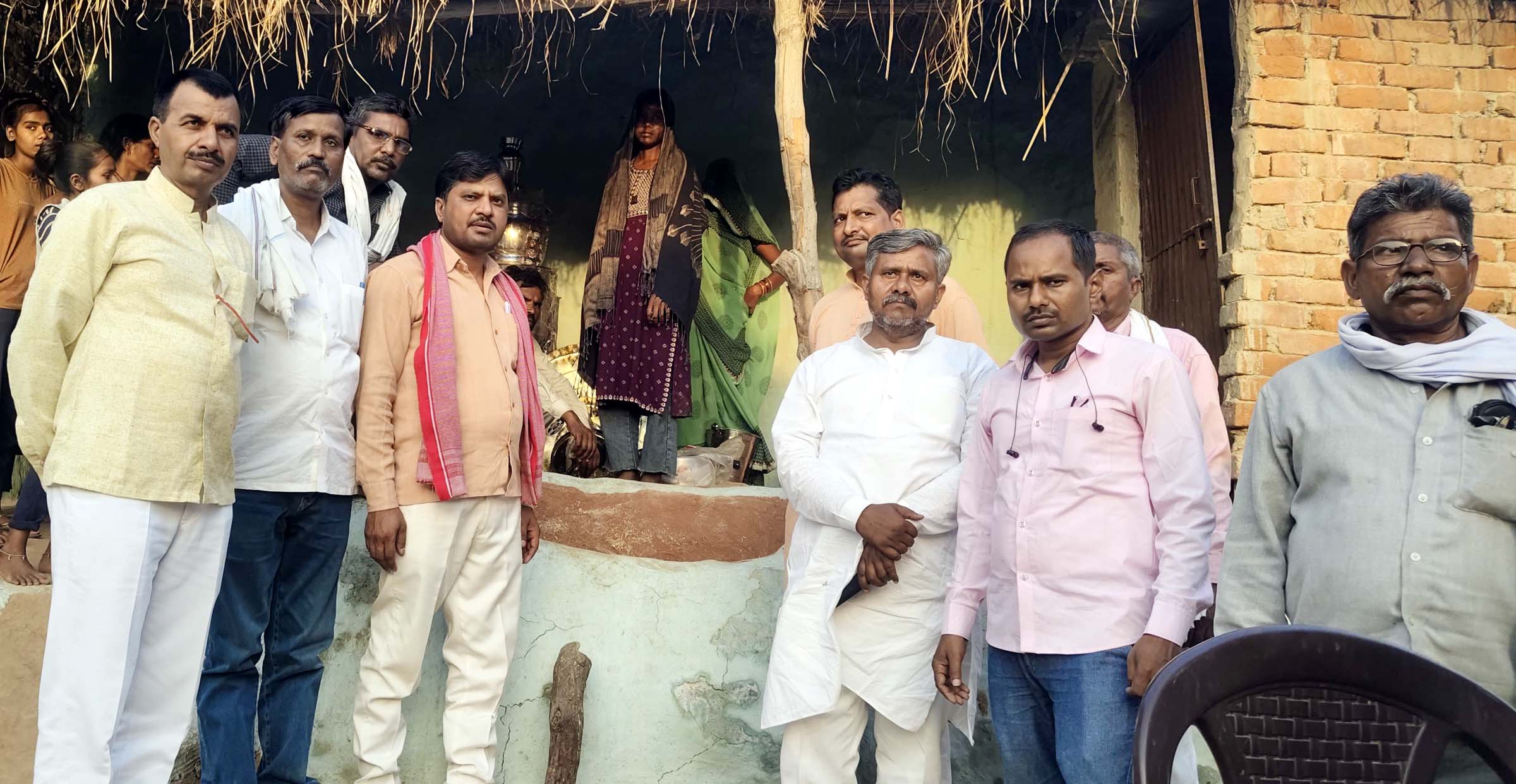 गरीब बेटी की शादी में पाल समाज ने पहुंचाई मदद, आर्थिक मदद देते…