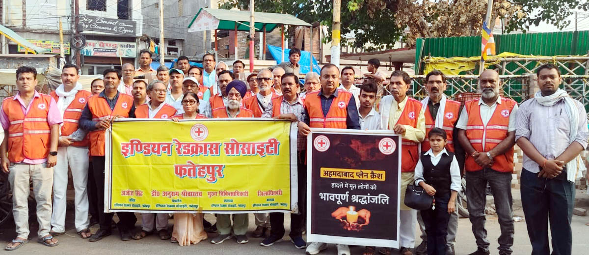 कैंडल मार्च निकाल प्लेन हादसे के मृतकों को दी श्रद्धांजलि