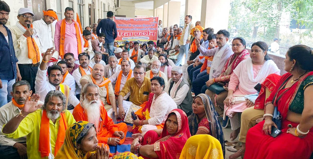 हिंदू महासभा ने सदर तहसील में दिया धरना,डीएम व एसडीएम को संबोधित ज्ञापन सौंपा