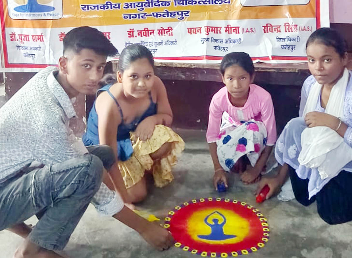 योग से संबंधित विषय में बनाई रंगोली, शिवन्या रहीं प्रथम