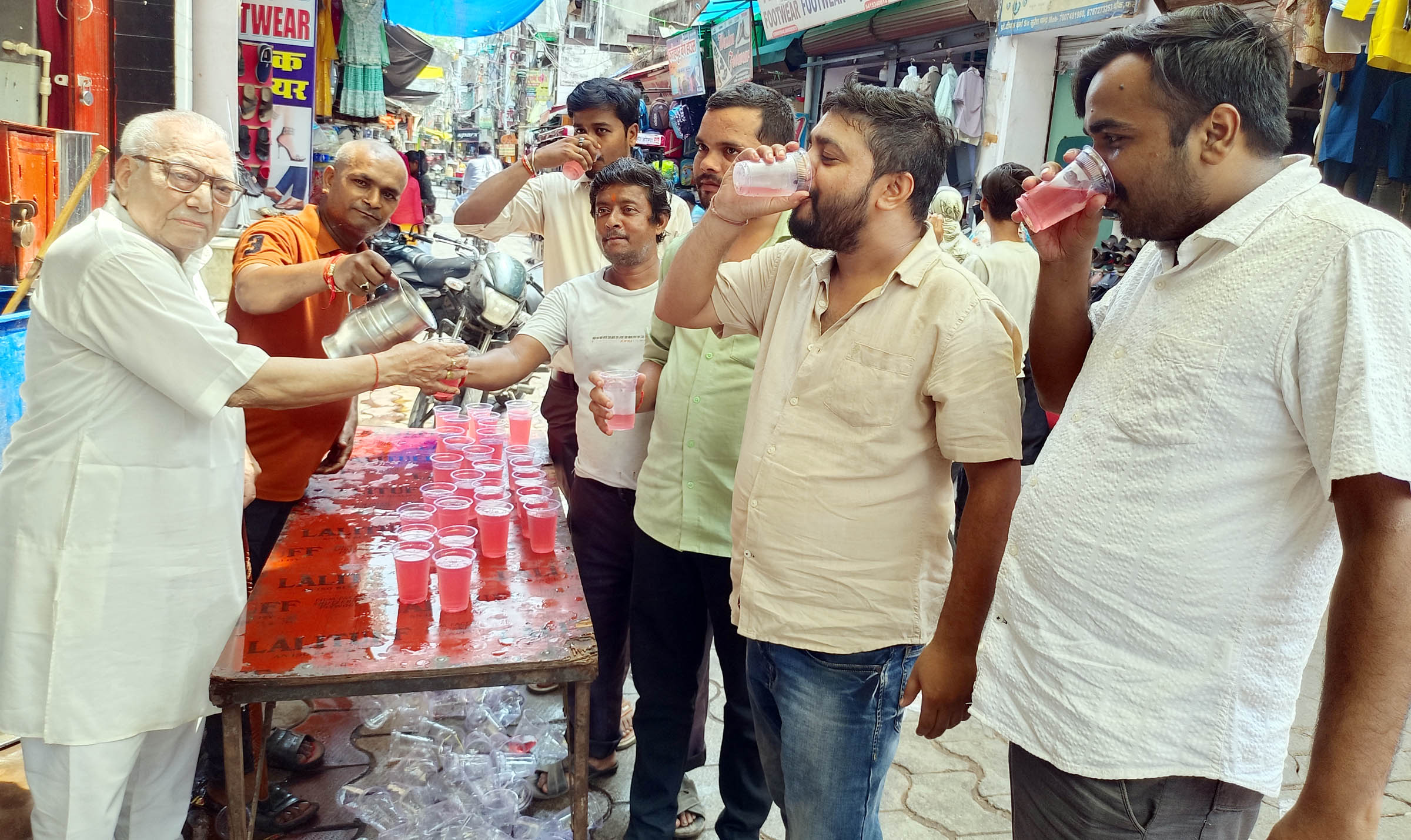 चिलचिलाती गर्मी में राहगीरों का गला कराया तर, ली राहत की सांस