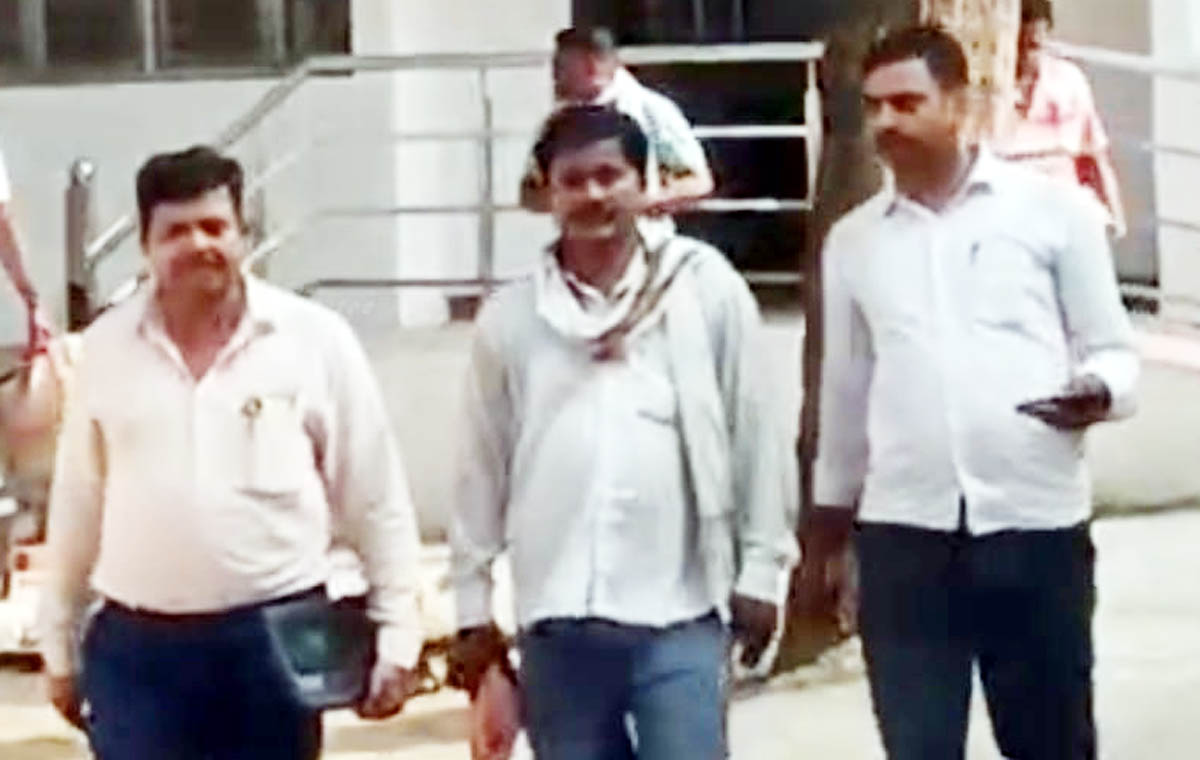पांच हजार की रिश्वत लेते रंगे हाथ लेखपाल गिरफ्तार